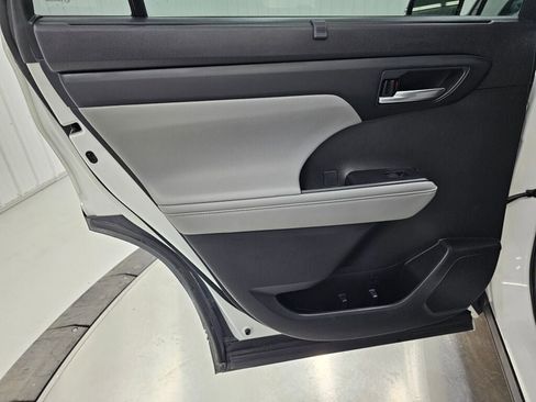 Used 2021 Toyota Highlander XLE image 30