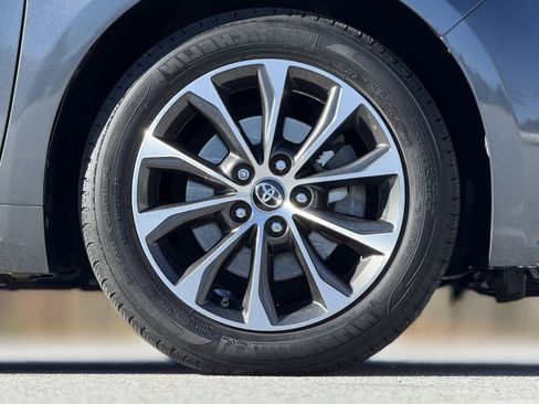 Used 2017 Toyota Avalon XLE image 18