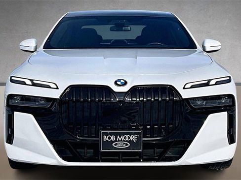 Used 2023 BMW 760i xDrive image 3