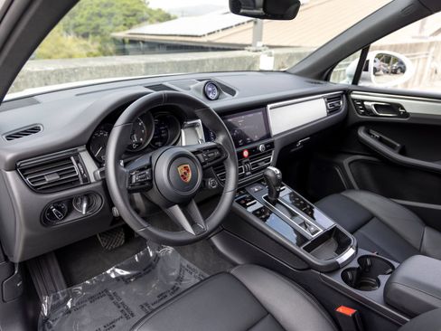 Certified 2026 Porsche Macan AWD/4WD image 4