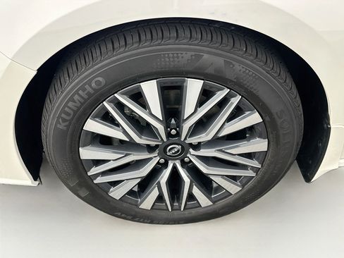 Used 2024 Nissan Altima 2.5 SV w/ SV Premium Package FWD image 11