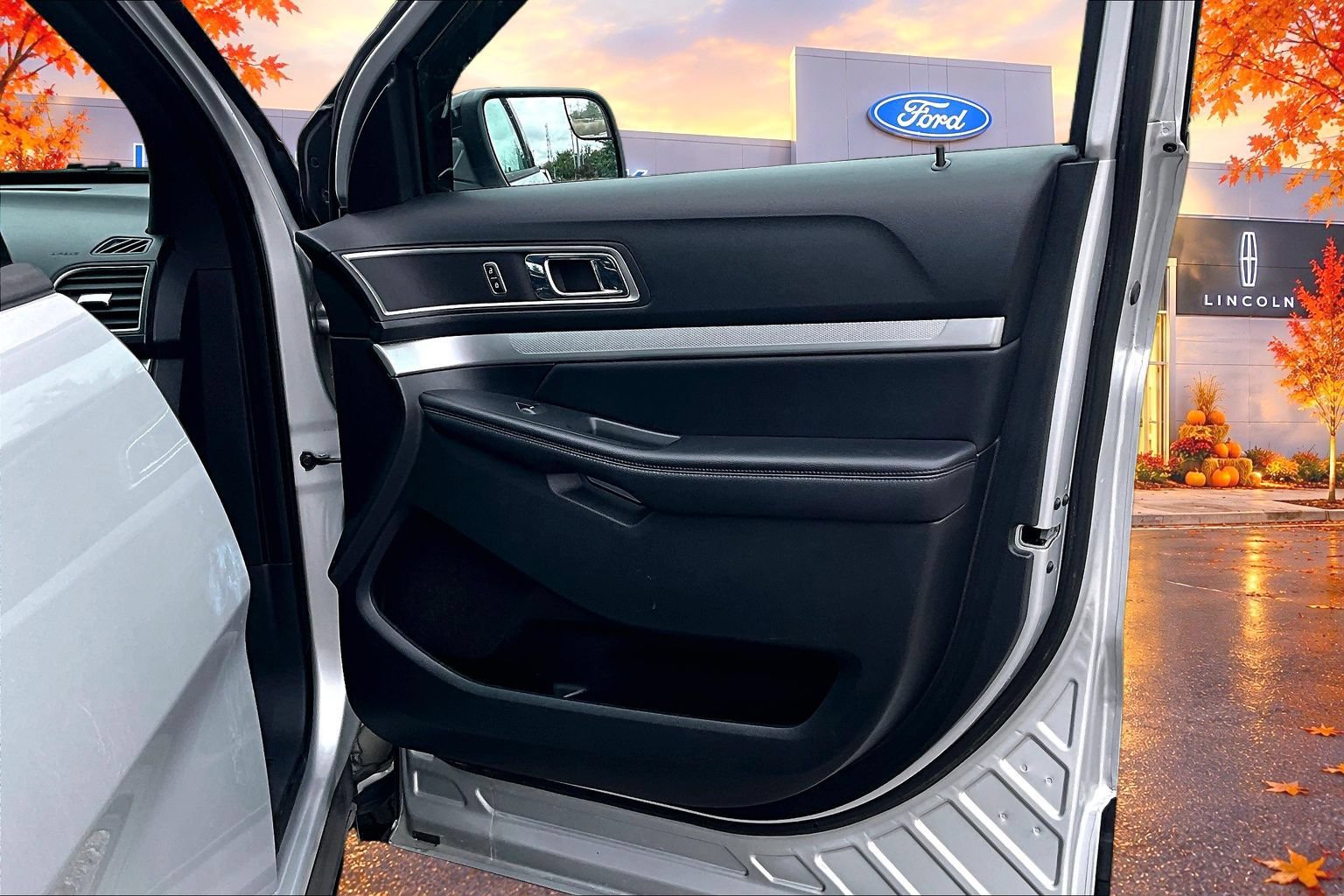 Used 2016 Ford Explorer XLT w/ Equipment Group 202A AWD/4WD image 29
