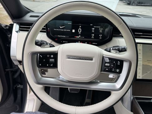 Certified 2025 Land Rover Range Rover SE image 29