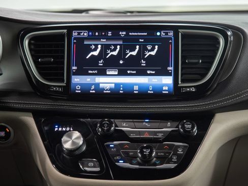 Used 2024 Chrysler Pacifica Limited FWD image 25