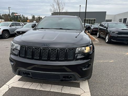 Used 2018 Jeep Grand Cherokee Laredo image 3