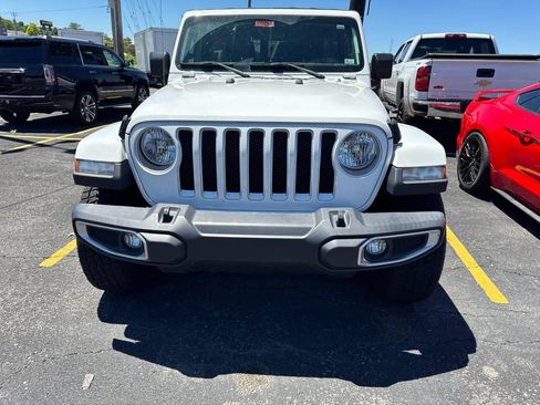 Used 2019 Jeep Wrangler Unlimited Sahara AWD/4WD image 3