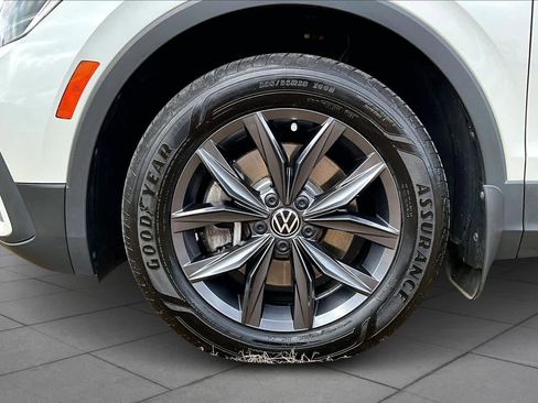 Used 2023 Volkswagen Tiguan SE w/ Panoramic Sunroof Package image 10