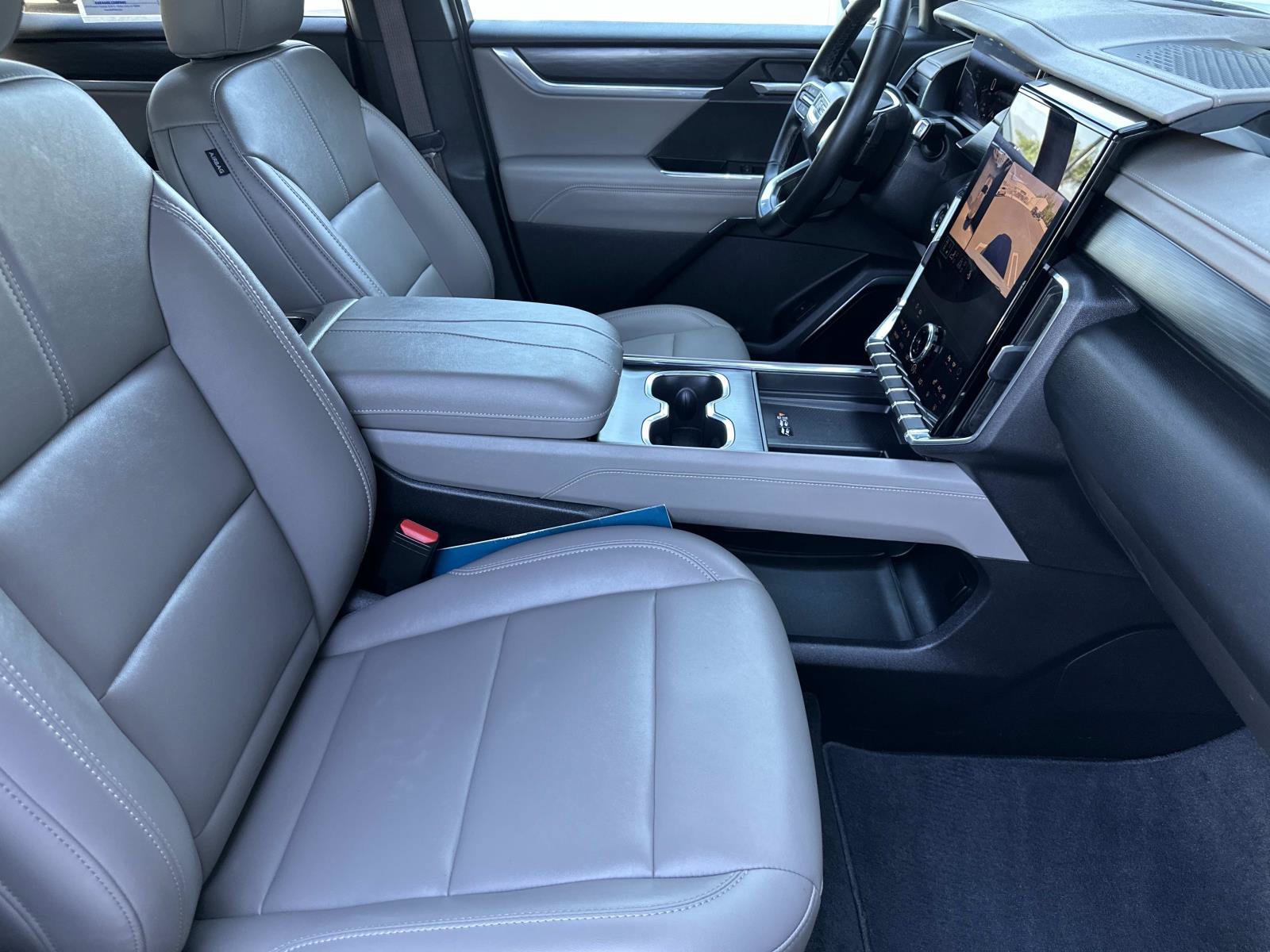 Used 2026 GMC Acadia Elevation w/ Elevation Premium Package FWD image 29
