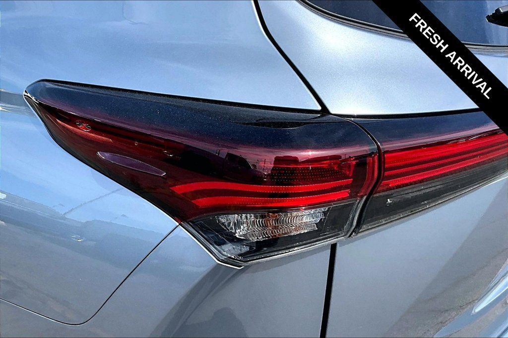 Used 2024 Toyota Highlander XLE AWD/4WD image 22