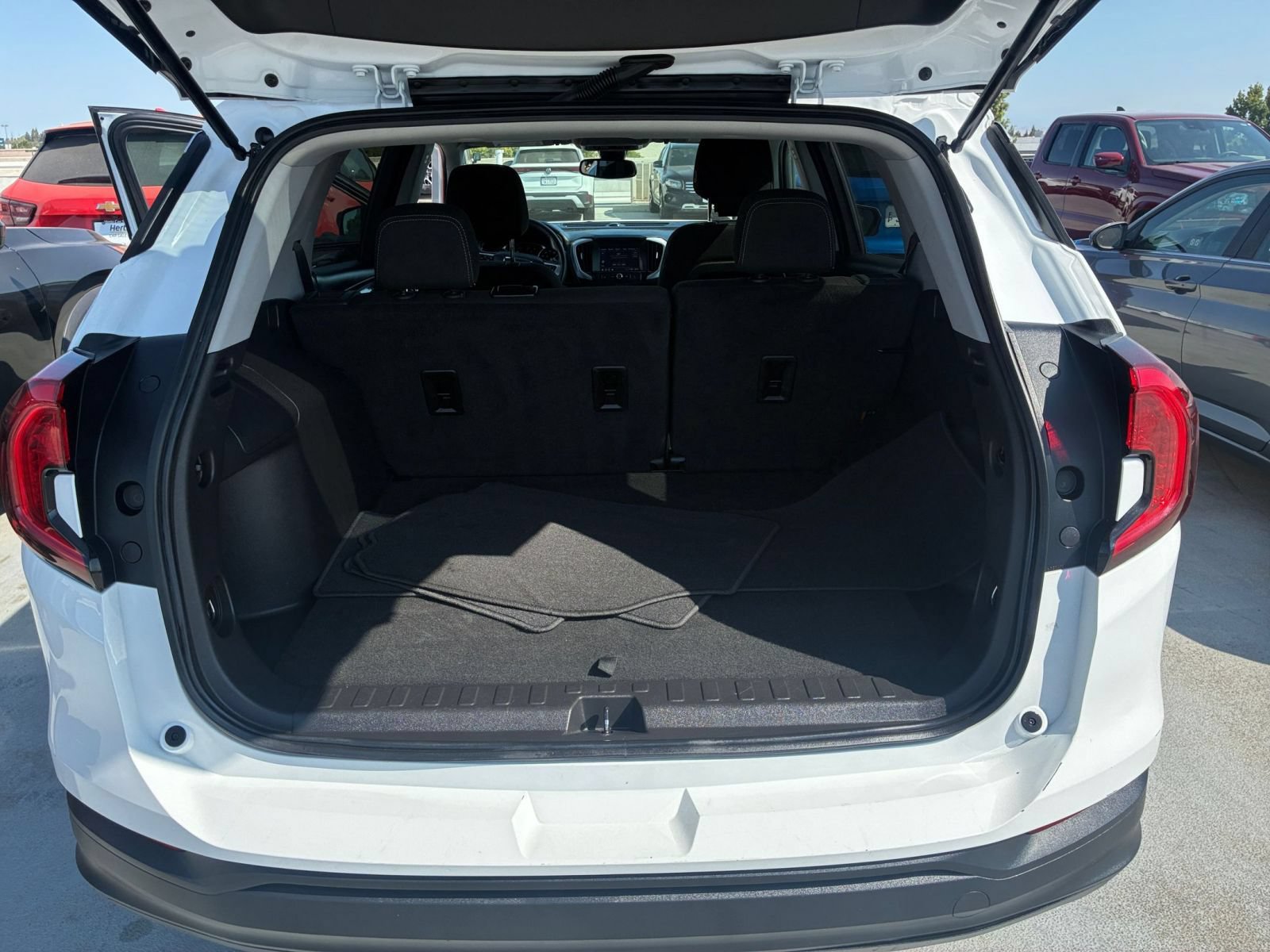 Used 2024 GMC Terrain SLE FWD image 29