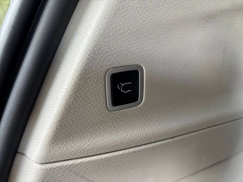Used 2024 Chrysler Pacifica Touring-L FWD image 19