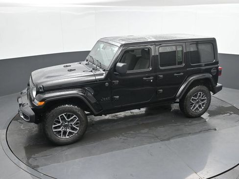 Used 2025 Jeep Wrangler Unlimited Sahara AWD/4WD image 35