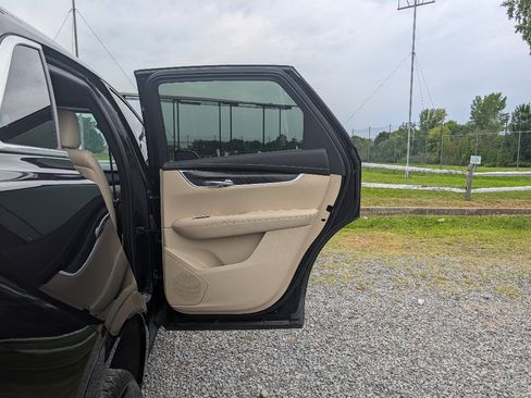 Used 2018 Cadillac XT5 AWD image 12