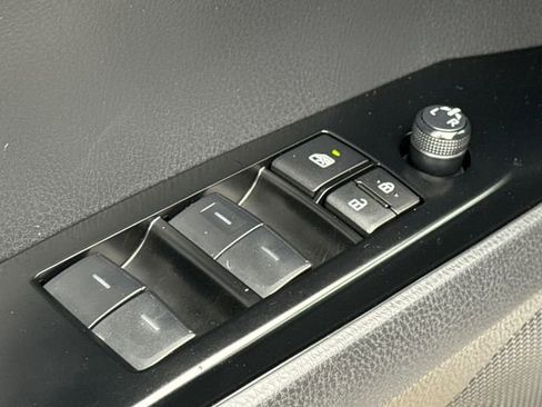 Used 2025 Toyota Camry SE w/ Convenience Package image 20