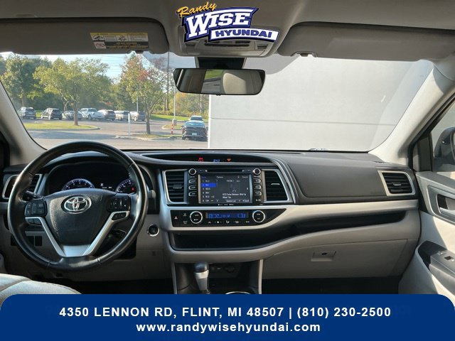 Used 2019 Toyota Highlander XLE FWD image 17