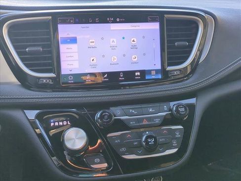 Used 2021 Chrysler Pacifica Touring w/ S Appearance Package FWD image 15