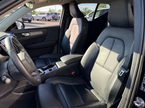 Used 2023 Volvo XC40 B5 Plus w/ Protection Package Premier AWD/4WD image 8