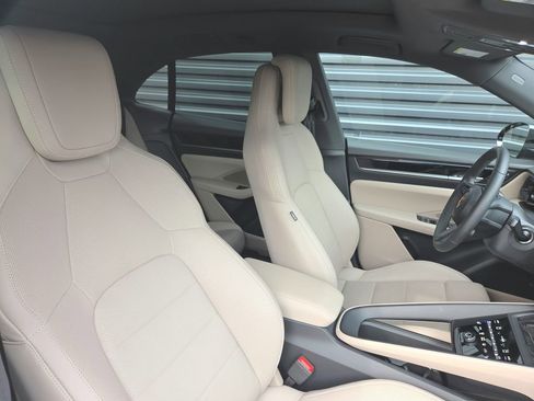 Certified 2025 Porsche Macan 4S Electric AWD/4WD image 19