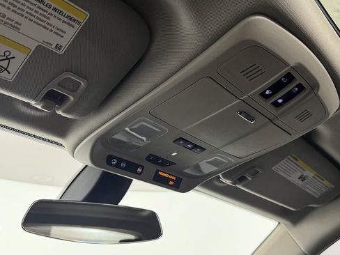 Used 2019 Buick Envision Essence FWD image 23