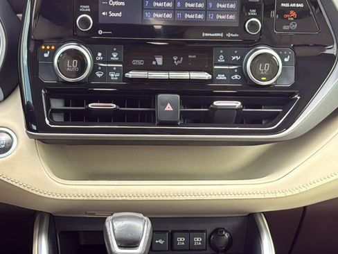 Used 2021 Toyota Highlander XLE image 25