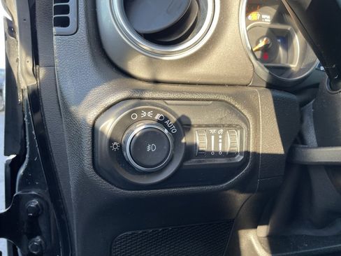 Used 2019 Jeep Wrangler Unlimited Sahara w/ Safety Group image 10