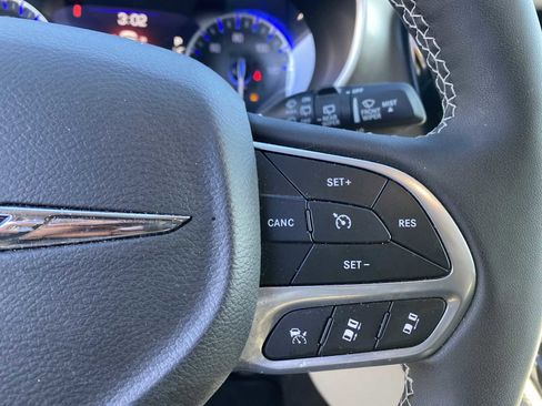 Used 2023 Chrysler Pacifica Touring-L image 21