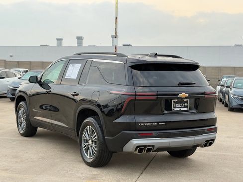 Used 2025 Chevrolet Traverse LT image 7