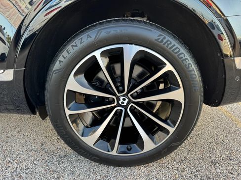 Used 2018 Bentley Bentayga AWD/4WD image 15