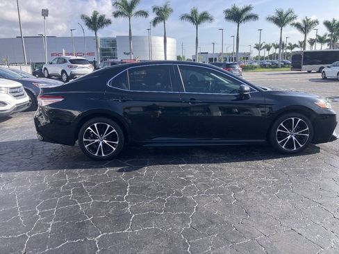 Used 2019 Toyota Camry SE FWD image 2
