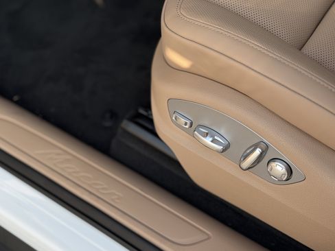 Certified 2025 Porsche Macan AWD/4WD image 26