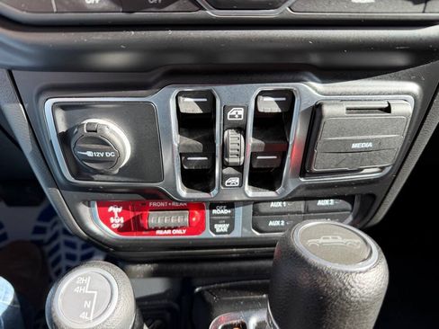 Used 2021 Jeep Gladiator Rubicon w/ Dual Top Group AWD/4WD image 32