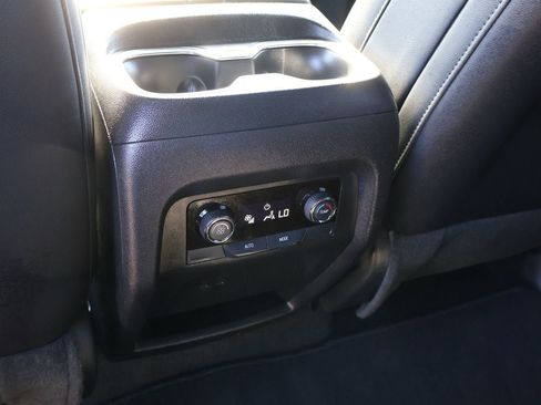 Used 2026 Chevrolet Traverse LT FWD image 15