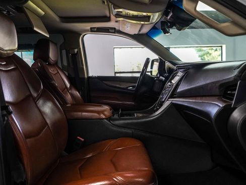Used 2017 Cadillac Escalade Luxury AWD/4WD image 10