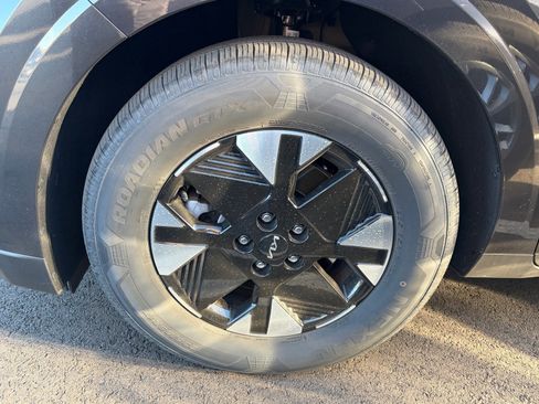 Certified 2025 Kia Carnival LXS FWD image 6