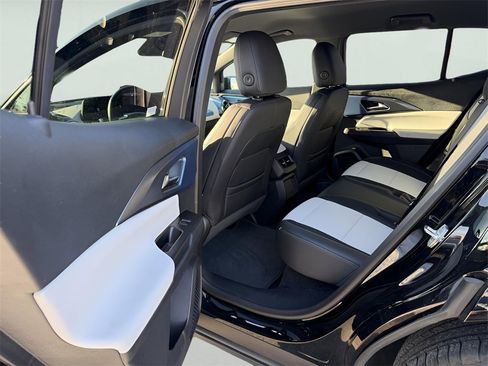 Used 2025 Chevrolet Equinox EV LT image 32