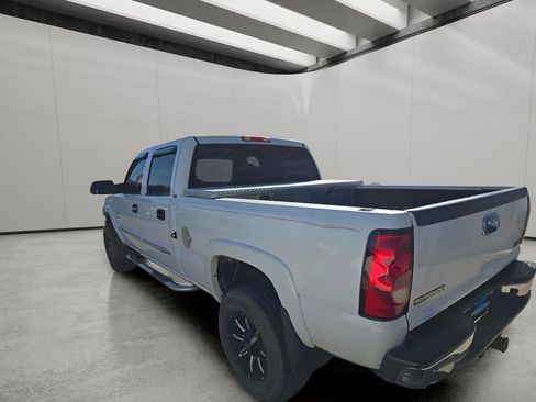 Used 2004 GMC Sierra 2500 SLT w/ Heavy-Duty Power Package image 3