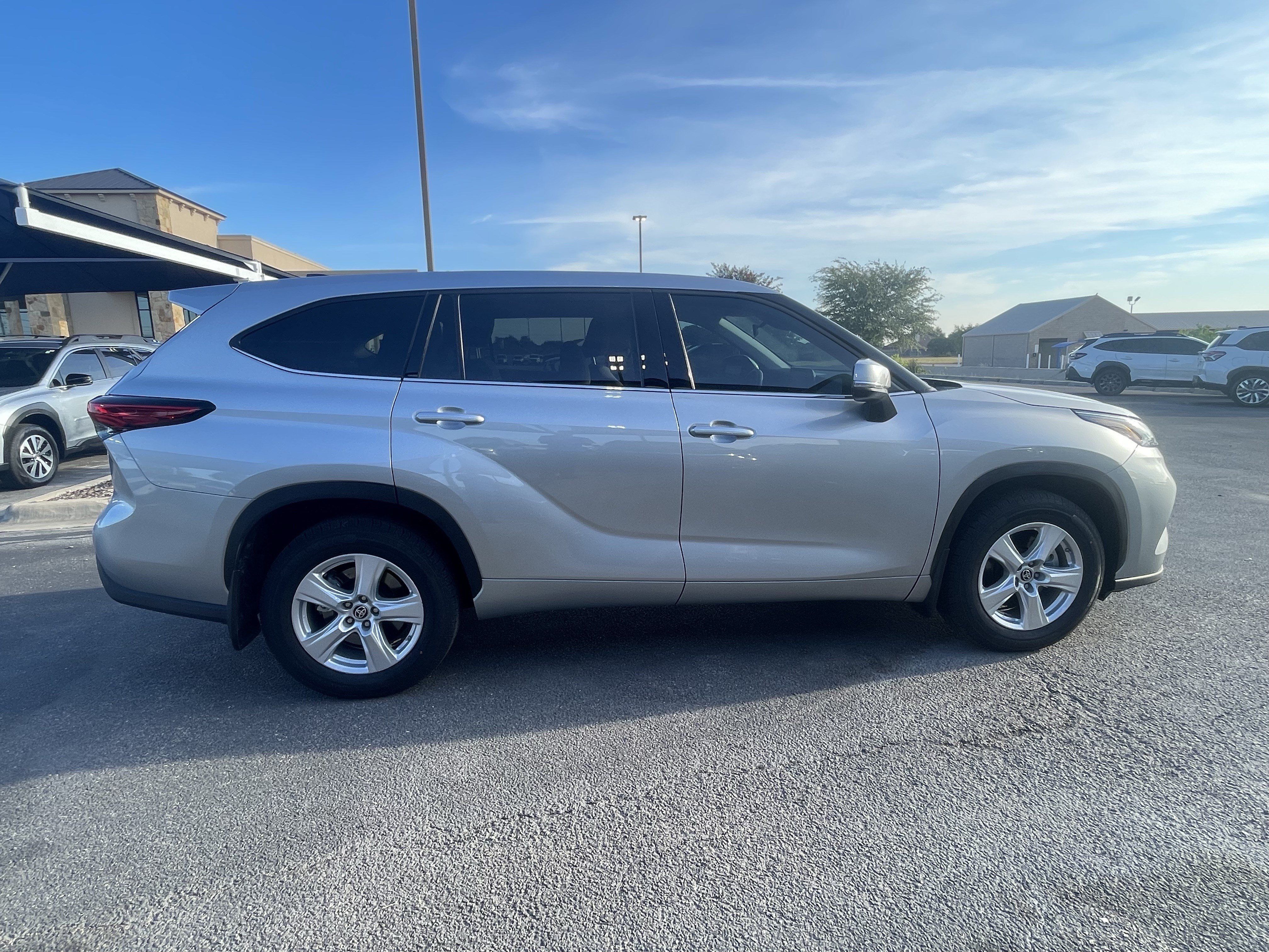Used 2022 Toyota Highlander LE FWD image 8