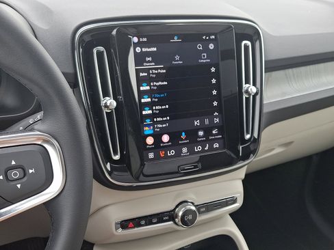 Used 2025 Volvo XC40 B5 Plus AWD/4WD image 19