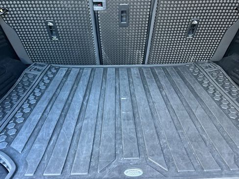 Used 2023 Land Rover Defender 110 X-Dynamic SE image 18