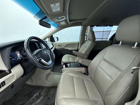 Used 2017 Toyota Sienna XLE image 11