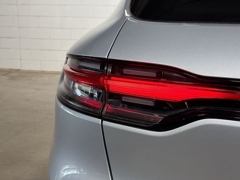 Certified 2023 Porsche Macan AWD/4WD image 11