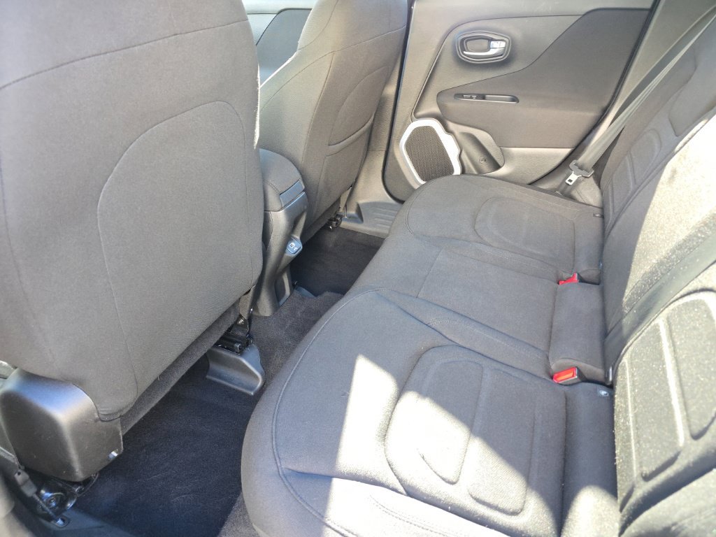 Used 2018 Jeep Renegade Latitude AWD/4WD image 14