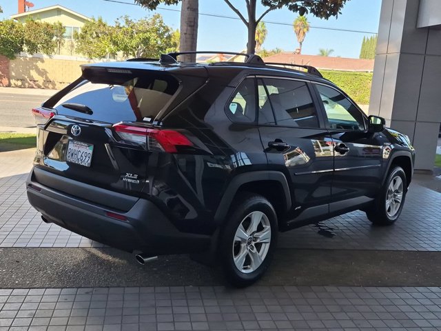 Used 2021 Toyota RAV4 XLE AWD/4WD image 8