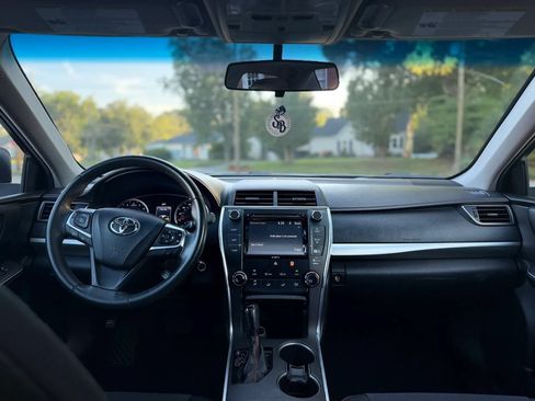 Used 2017 Toyota Camry SE w/ Moonroof Package FWD image 14