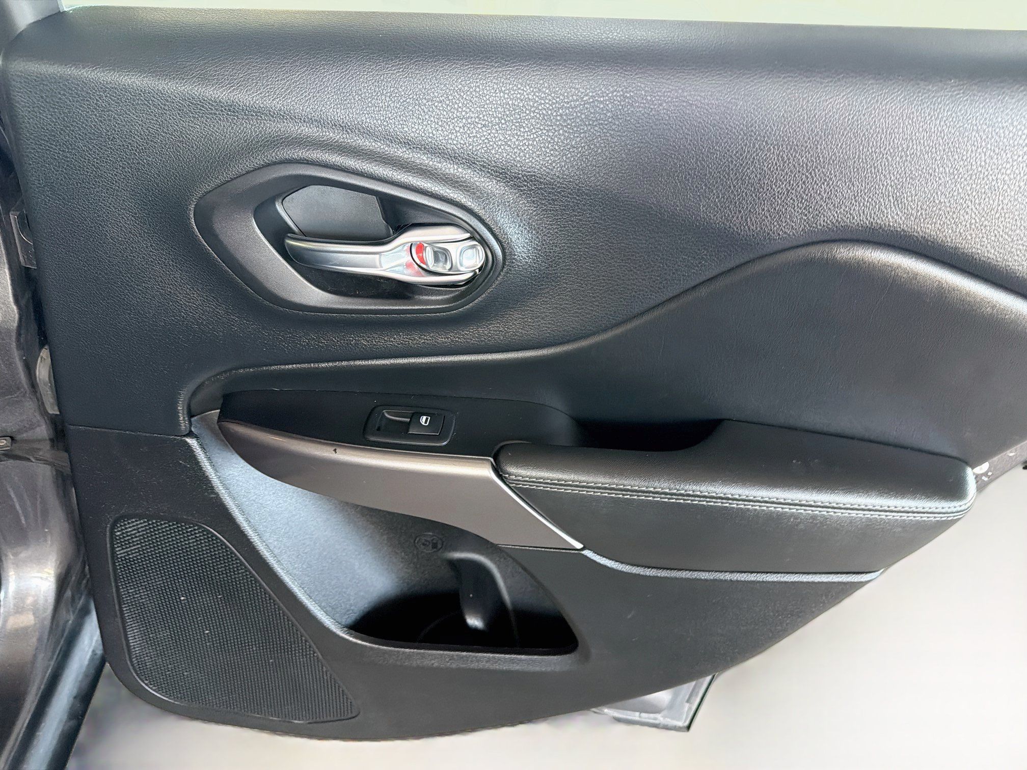 Used 2019 Jeep Cherokee Limited AWD/4WD image 32