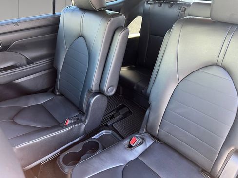 Used 2026 Toyota Highlander XLE image 12