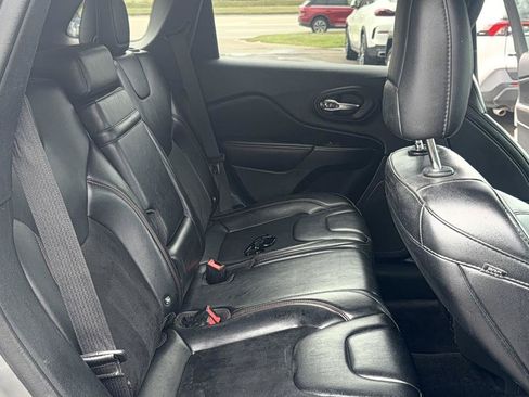 Used 2019 Jeep Cherokee Trailhawk w/ Cold Weather Group AWD/4WD image 13