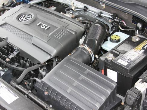 Used 2015 Volkswagen Golf S image 17