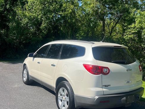 Used 2012 Chevrolet Traverse LT FWD image 3