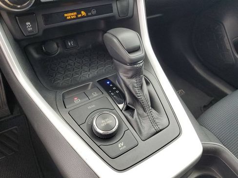 Used 2019 Toyota RAV4 LE w/ Carpet Mat Package AWD/4WD image 30